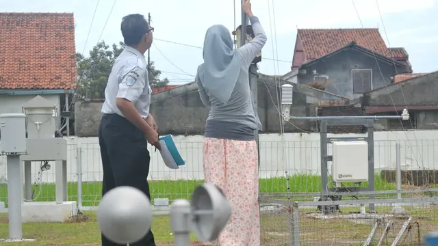 Petugas BMKG tengah memeriksa alat ukur cuaca. (Foto: Liputan6.com/Muhamad Ridlo)