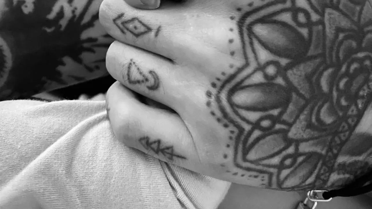 Zayn Malik unggah potret tangan putri pertamanya di Twitter.