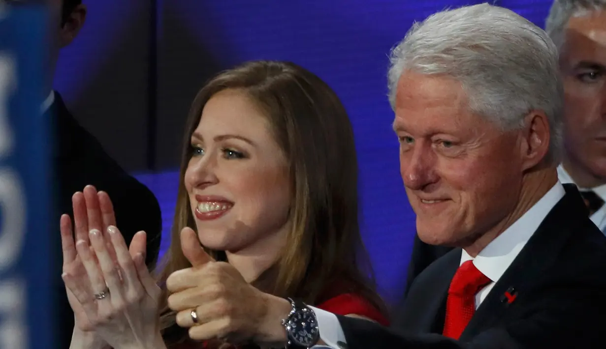 Mantan Presiden Amerika Serikat, Bill Clinton bersama putri tunggal, Chelsea Clinton saat mendukung Capres AS dari Partai Demokrat, Hillary Clinton dalam penutupan Konvensi Nasional Partai Demokrat di Philadelphia, AS, Kamis (28/7). (REUTERS/Mike Segar)