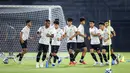 Iqbal Gwijangge (kedua kiri) bersama sejumlah pemain Timnas Indonesia U-17 melakukan latihan resmi menjelang laga perdana mereka di Piala Dunia U-17 2023 yang berlangsung di Stadion Gelora 10 November 2023, Surabaya, Kamis (09/11/2023). (Bola.com/Bagaskara Lazuardi)