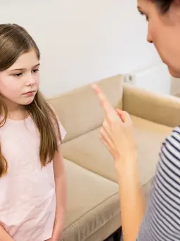 seorang ibu memarahi anak perempuannya. sumber foto: freepik