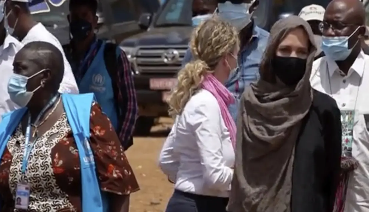 Aktris Angelina Jolie, utusan khusus PBB untuk pengungsi (UNHCR), saat mengunjungi kamp Goudebou, utara Burkina Faso, pada 20 Juni 2021. Angelina Jolie mengunjungi kamp itu sebagai bagian dari perannya sebagai duta organisasi pengungsi Perserikatan Bangsa-Bangsa (PBB), UNHCR. (AP Photo)