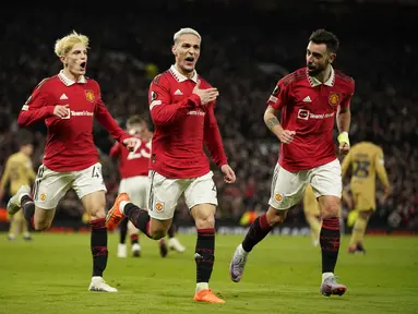 Gelandang Manchester United, Antony (tengah) berselebrasi dengan rekan setimnya setelah mencetak gol ke gawang Barcelona selama pertandingan leg kedua playoff Liga Europa stadion Old Trafford di Manchester, Inggris, Jumat (24/2/2023). Manchester menang tipis atas Barcelona dengan skor 2-1. (AP Photo/Dave Thompson)