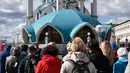 Wisatawan mengunjungi masjid Kul-Sharif di Kazan, Rusia, 9 Juni 2018. Masjid dengan ciri khas kubah berwarna biru ini mampu menampung sampai enam ribu jamaah. (AFP PHOTO/SAEED KHAN)