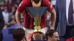Penyerang AC Milan, Zlatan Ibrahimovic melakukan selebrasi merayakan gelar juara Liga Serie A Italia usai  pertandingan melawan Sassuolo di Stadion Mapei Reggio Emilia, Italia (23/5/2022). Ini Gelar juara Liga Italia pertama AC Milan sejak terakhir kali mengangkatnya pada 2010/2011. (Michele Nucci/LaPresse via AP)
