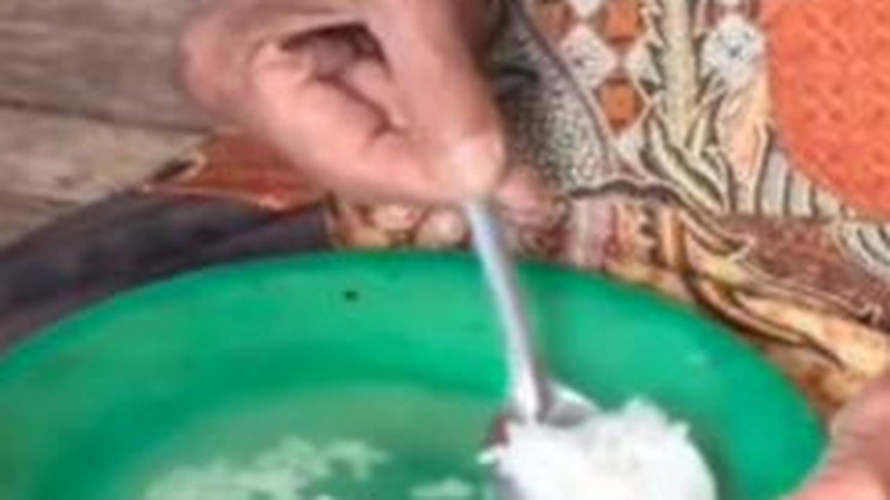 "Setiap hari, kakek Hamid hanya bisa makan nasi sisa kemarin dengan dicampur air saja," demikian dikutip dari keterangan unggahan.