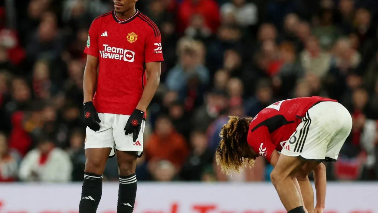 Wajah sedih dan kecewa tampak menghiasi para pemain Manchester United ketika klubnya menerima kekalahan telak dari Newcastle United dalam laga di putaran keempat atau babak 16 besar Carabao Cup 2023/2024 pada Kamis dini hari WIB (2/11/2023).