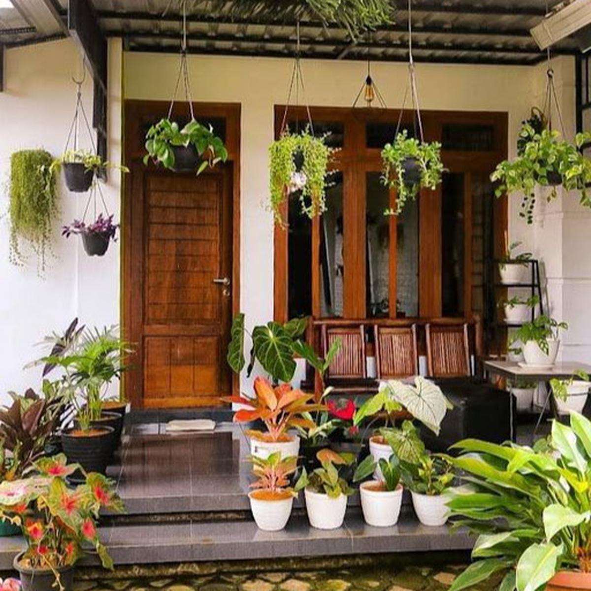 Ilustrasi Taman Depan Rumah Minimalis dengan Tanaman Gantung (©Pinterest)