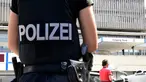 Seorang polisi berdiri di depan rumah sakit pascapenembakan di sisi barat daya ibu kota Jerman, Berlin, Selasa (26/7). Pelaku penembakan yang merupakan pasien rumah sakit itu bunuh diri setelah menembak mati seorang dokter. (Tobias Schwarz/AFP)