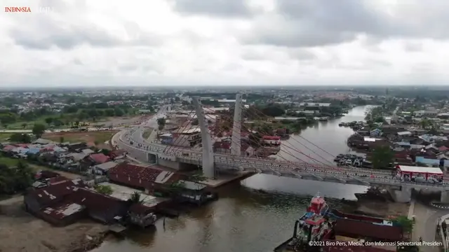 Presiden Jokowi meresmikan Jembatan Sei Alalak di Kalimantan Selatan, Kamis (21/10/2021).