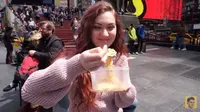 Bak seorang sales, vlogger AS menawari orang-orang di Times Square, New York, dimasakkan Indomie dengan cara praktis. (dok. Youtube Xiomanyc/Dinny Mutiah)