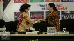 Menko PMK Puan Maharani (kanan) berjabat tangan dengan Menteri Kesehatan Nila Farid Moeloek sebelum rapat tingkat Menteri di Kementerian Kemenko PMK) Jakarta, Kamis (30/3). Rapat membahas pengendalian Defisit DJS Kesehatan. (Liputan6.com/Faizal Fanani)