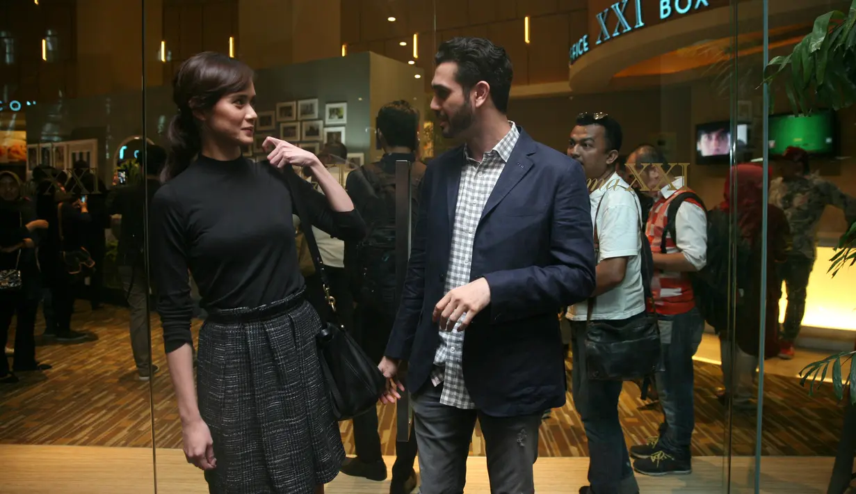 "Ini, bawa makanan kesukaannya, pasta," kata Renata Kusmanto pada awak media. Renata juga menjadi saksi kasus narkoba suaminya, Fachri Albar. Renata juga diperiksa dan menjalani tes urine. Namun hasilnya negatif. (Nurwahyunan/Bintang.com)