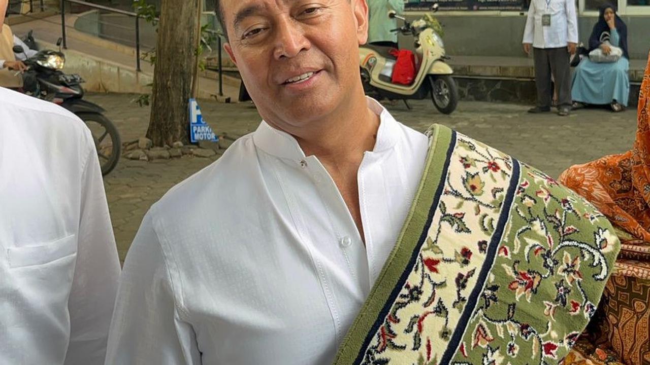 Mantan Panglima TNI Jenderal (Purn) Andika Perkasa menunaikan salat id di bilangan Senayan, Jakarta. Andika datang bersama istri dan anaknya (Istimewa)