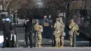 Tentara Pengawal Nasional Michigan dan kepolisian Capitol AS melakukan penjagaan di sekitar gedung Capitol di Washington, Rabu (3/3/2021). Intelijen AS memperingatkan kelompok milisi berencana menerobos Gedung Parlemen AS (Capitol) pada 4 Maret 2021. (AP Photo/J. Scott Applewhite)
