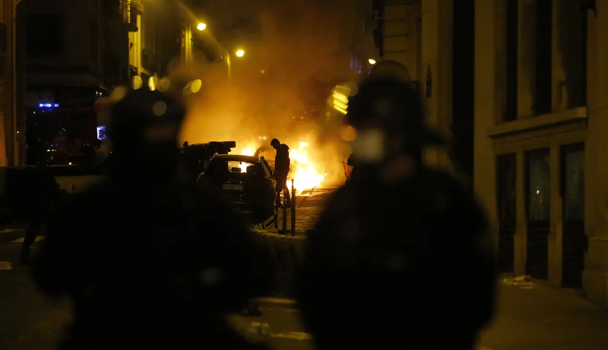 Sebuah mobil terbakar di dekat jalan Champs-Elysee setelah pertandingan final sepak bola Liga Champions antara PSG dan Bayern Munchen yang dimainkan di Lisbon, Portugal, Minggu 23 Agustus 2020 di Paris. Bayern Munich menang 1-0. (AP Photo/Michel Euler)
