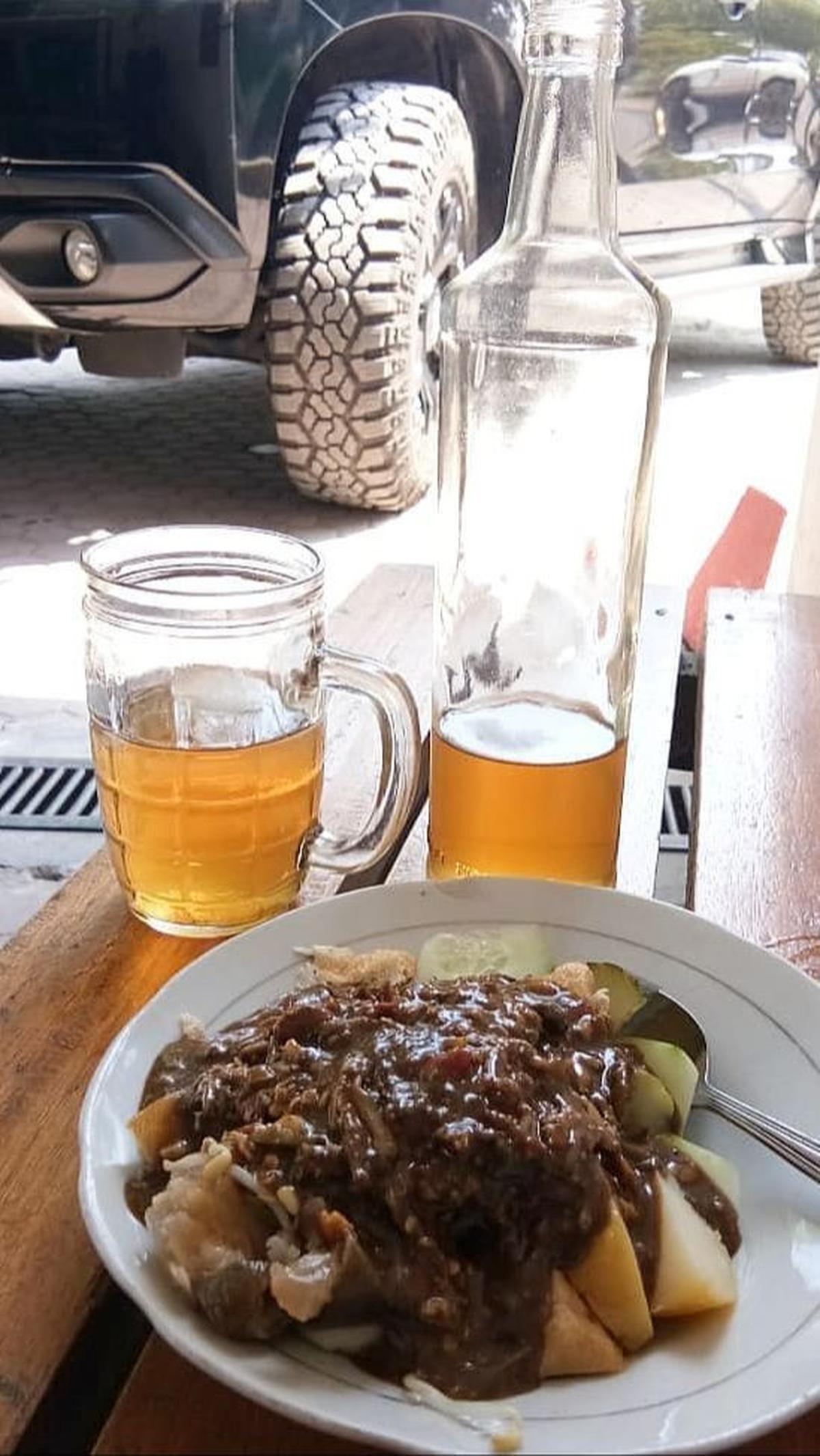 Warung ini menjual beberapa minuman pendamping rujak cingur, mulai es jeruk, es sinom, hingga es dawet
