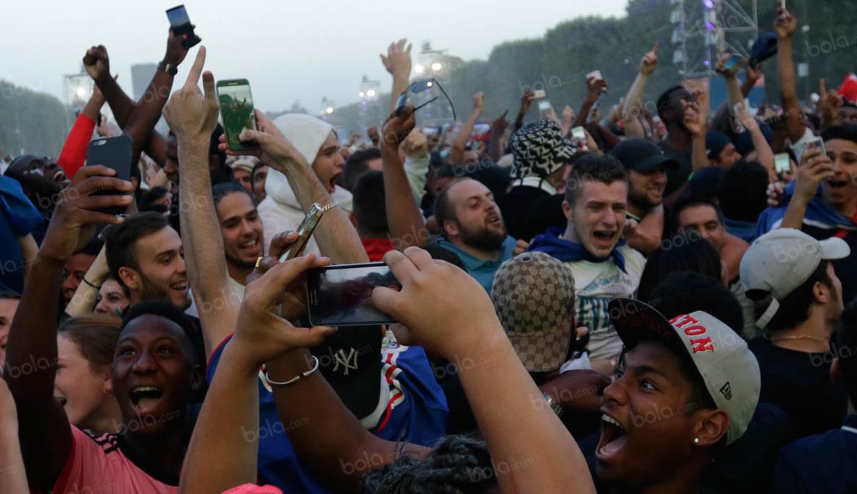 Suporter merayakan keberhasilan Prancis menaklukan Jerman 2-0 pada semifinal Piala Eropa 2016 saat nonton bareng di fanzone Kota Paris, Prancis, Kamis (7/7/2016). (Bola.com/Vitalis Yogi Trisna)