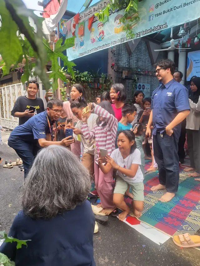 Dosen IMDE Ajak Anak-Anak Bukit Duri Bikin Konten, Langsung Praktek Pakai Smartphone