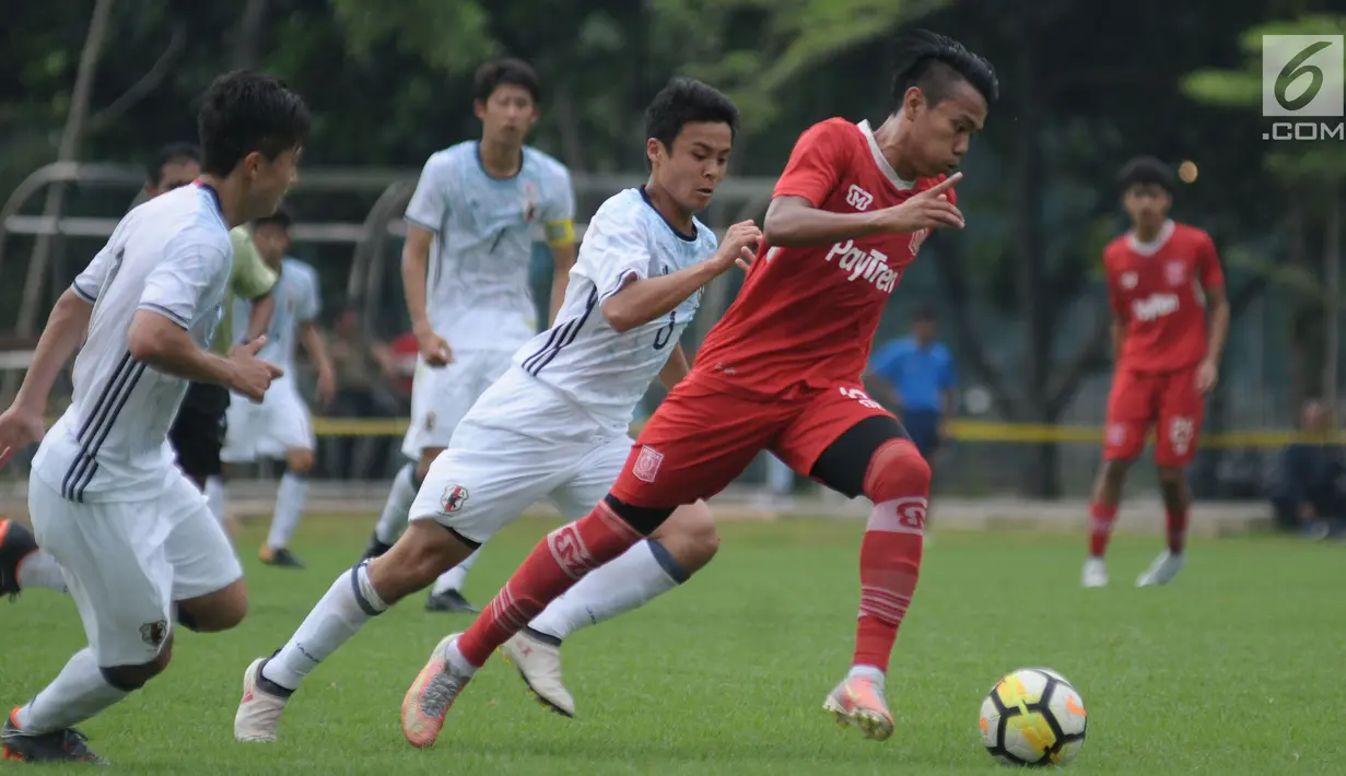 Pemain Persika berlari melewati kawalan pemain Timnas Jepang U-19 saat uji tanding di Lapangan B Kompleks GBK, Jakarta, Selasa (27/3). Persika kalah 2-3 dari Jepang U-19. (Liputan6.com/Helmi Fithriansyah)