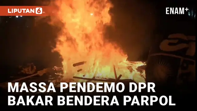 Massa Peserta Demo DPR Bakar Bendera Parpol di Slipi