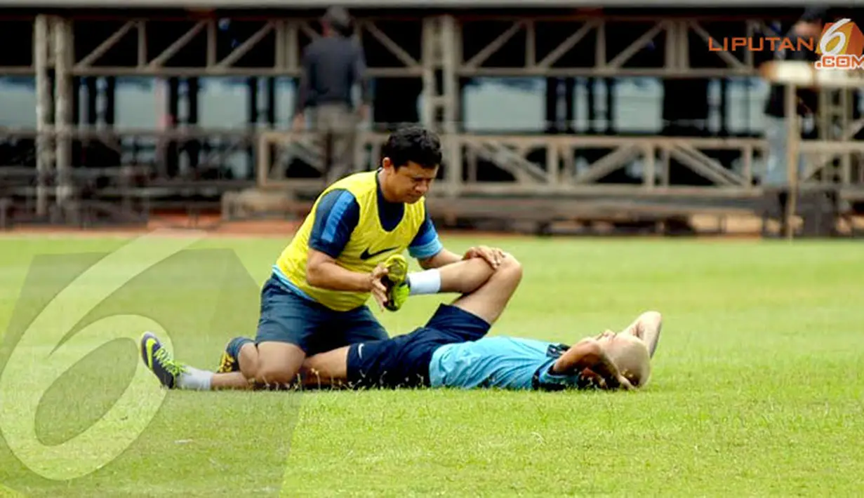 Diego Robbie Michiels sempat mendapat perawatan tim dokter saat berlatih di Stadion GBK Jakarta pada 3 Des 2013 akibat cedera yang didapat beberapa waktu lalu (Liputan6.com/Helmi Fithriansyah)