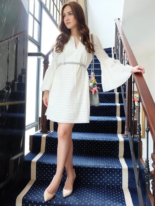 Kalau yang satu ini, Shandy Aulia memakai mini dress berwarna putih yang tangannya bermodel terompet. Di bagian pinggang, Shandy pun memadukannya dengan belt sebagai pemanis. (Instagram/shandyaulia)
