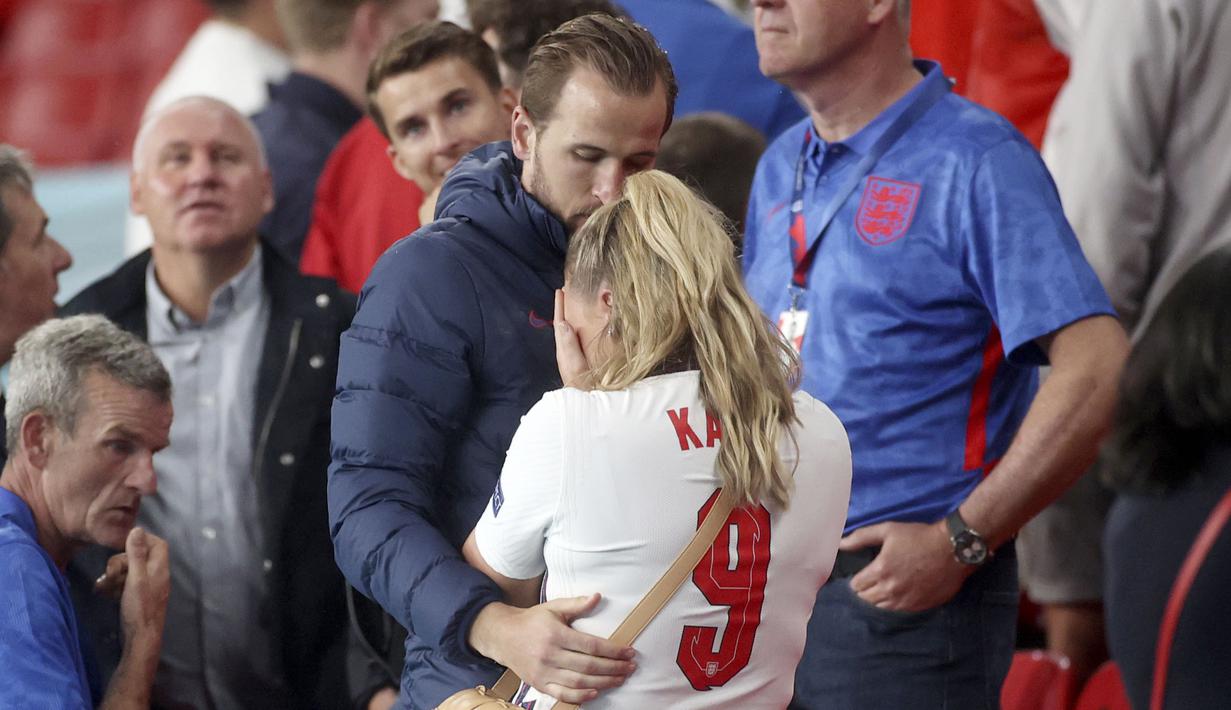 Dari beberapa hasil jepretan foto, pemain 27 tahun itu tampak berusaha menenangkan sambil memeluk istrinya sekaligus kekasih masa kecilnya tersebut yang telah berlinang air mata. (Foto:AP/Carl Recine,Pool)