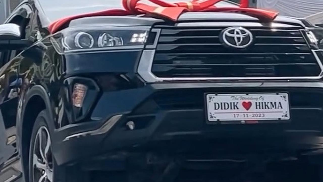 Sejak awal pernikahan Didik dan Hikma sudah mencuri perhatian publik. Terlihat sebuah mobil bermerk Kijang Innova turun sesaat sebelum akad pernikahan dimulai.