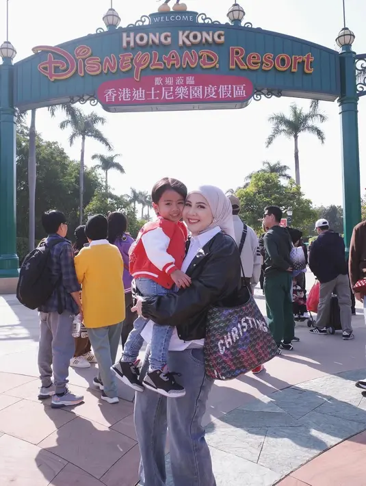 Liburan ke Hong Kong, Kesha Ratuliu tampil dengan leather jacket hitam, kemeja putih, dan celana jeans. [@kesharatuliu05].