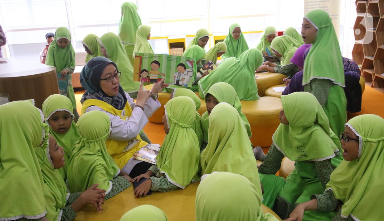 Aktivitas sejumlah siswa di ruang baca Perpustakaan Nasional (Perpusnas), Jakarta, Selasa (18/2/2020). Selain megah dan memiliki koleksi lengkap, Perpusnas juga menyediakan ruangan perpustakaan untuk anak-anak, layanan untuk penyandang disabilitas dan lansia. (Liputan6.com/Angga Yuniar)