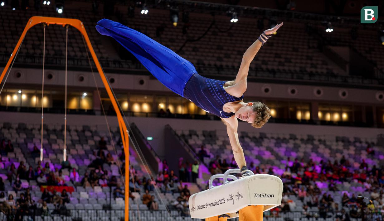 <p>Pesenam Amerika Serikat, Patrick Hoopes beraksi pada nomor kuda pelana kategori final aparatus putra Kejuaraan Dunia Gimnastik 2025 di Indonesia Arena, Senayan, Jakarta, Jumat (24/10/2025). (Bola.com/Bagaskara Lazuardi)</p>