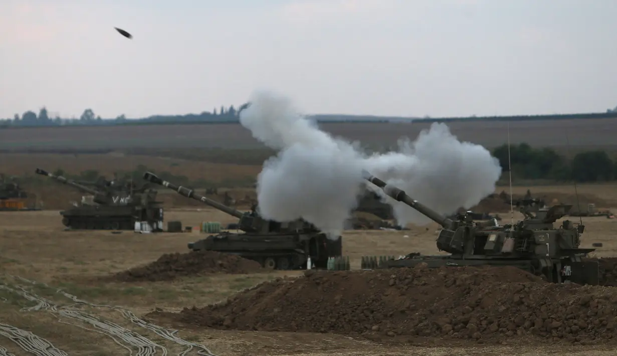 Tentara Israel kembali menembakkan rudal ke arah jalur Gaza, Sabtu (19/07/14) (REUTERS/Nir Elias)