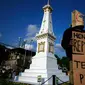 Seorang pemuda dari kelompok organisasi perlawanan rakyat Wahan Tri Tunggal (WTT) melakukan aksi di kawasan Tugu ,Yogyakarta, (1/11). Aksi di lakukan sebagai bentuk penolakan atas pembangunan bandara di Temon Kulonprogo. (Foto/Boy T Harjanto)