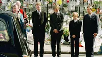 Pangeran Harry berdiri tegar dalam upacara pemakaman Putri Diana (Reuters)