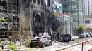 Warga dan petugas saat memeriksa kerusakan yang terjadi di Bank Blom pasca ledakan di Beirut, Lebanon (13/6). Bom meledak di sekitar Bank Blom pada Minggu (12/6) malam. (REUTERS/Jamal Saidi)