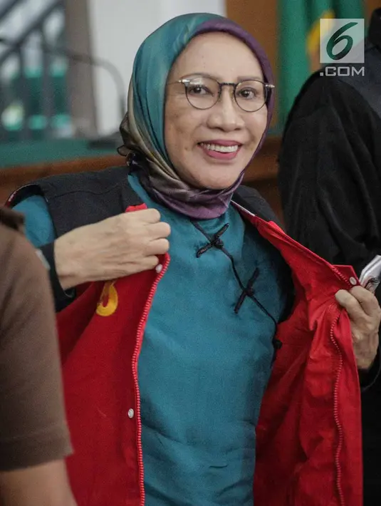 Terdakwa kasus dugaan penyebaran berita bohong, Ratna Sarumpaet memakai rompi tahanan saat sidang lanjutan di PN Jakarta Selatan, Selasa (19/3). Sidang Ratna Sarumpaet mengagendakan pembacaan putusan sela. (Liputan6.com/Faizal Fanani)