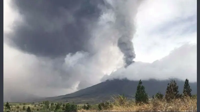 Sejak pagi hingga malam Gunung Soputan meletus keluarkan abu vulkanik setinggi 4.000-6.000 meter keluarkan.