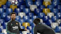 Lionel Messi saat sesi menjajal lapangan di Stadion San Paolo bersama Barcelona jelang laga kontra Napoli (24/2/2020). (AFP/Filippo Monteforte)