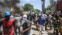 Seruan dari Human Rights Watch ini muncul ketika Haiti menunggu tanggapan dari Dewan Keamanan PBB atas permintaannya di bulan Oktober lalu, untuk segera mengirimkan pasukan bersenjata internasional untuk melawan lonjakan kekerasan dan kriminalitas yang tak mampu lagi ditangani petugas keamanan negara itu. (Richard PIERRIN/AFP)