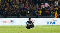 Kiper Timnas U-22 Satria Tama duduk termenung setelah pertandingan Sepak Bola Indonesia melawan Malaysia di Stadion Shah Alam, Selangor, Sabtu (26/08). Indonesia kalah 0-1 dari tuan rumah Malaysia di Sea Games 2017. (Liputan6.com/Faizal Fanani)