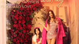 Dress bawah Mikhayla disebut netizen tidak
sesuai umur putri pertama Ardi Bakrie yang kini baru beranjak dewasa. Baik Nia dan Ardi, keduanya tak mempermasalahkan penampilan nyentrik Mikhayla. (Liputan6.com/IG/@ramadhaniabakrie)