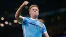 Gelandang Manchester City, Kevin De Bruyne melakukan selebrasi usai mencetak gol kegawang PSG di leg kedua liga Champions di Etihad Stadium, Inggris (13/4). City menang atas PSG dengan skor 1-0. (Reuters/Andrew Yates)