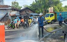 BPBD Bantul Kerahkan Damkar Bersihkan Tumpahan Solar di Jalan, Cegah Bahaya Kecelakaan
