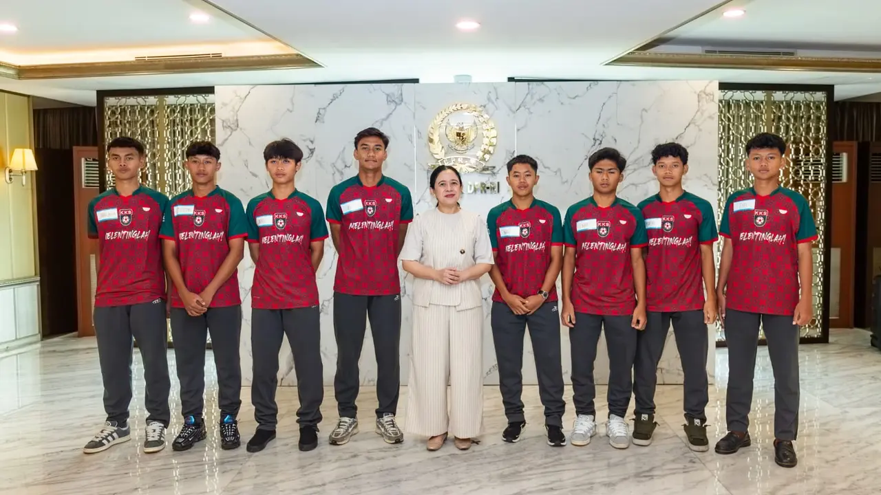 Ketua DPR RI, Puan Maharani saat melepas delapan pesepakbola muda penerima beasiswa Korea–Korea Seleção (KKS).