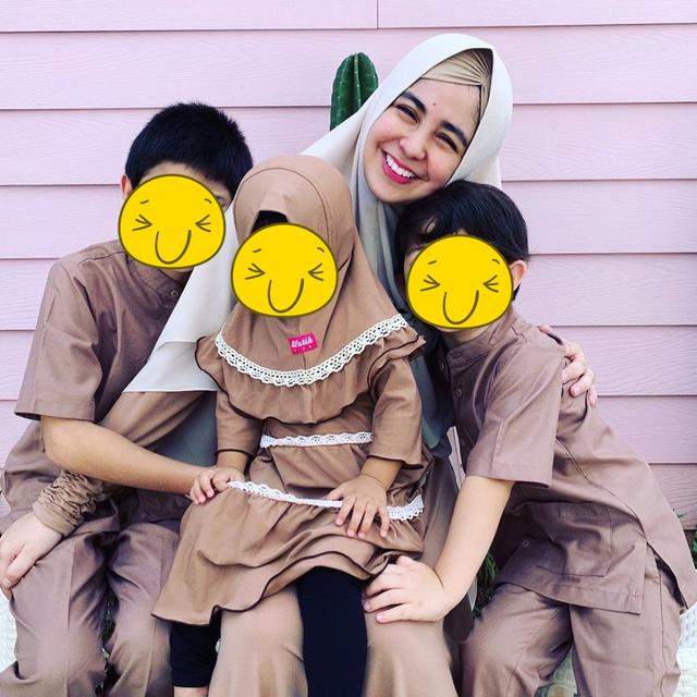 Tak Ingin Bahas Suami, Ini 6 Potret Risty Tagor Asuh Ketiga Anaknya