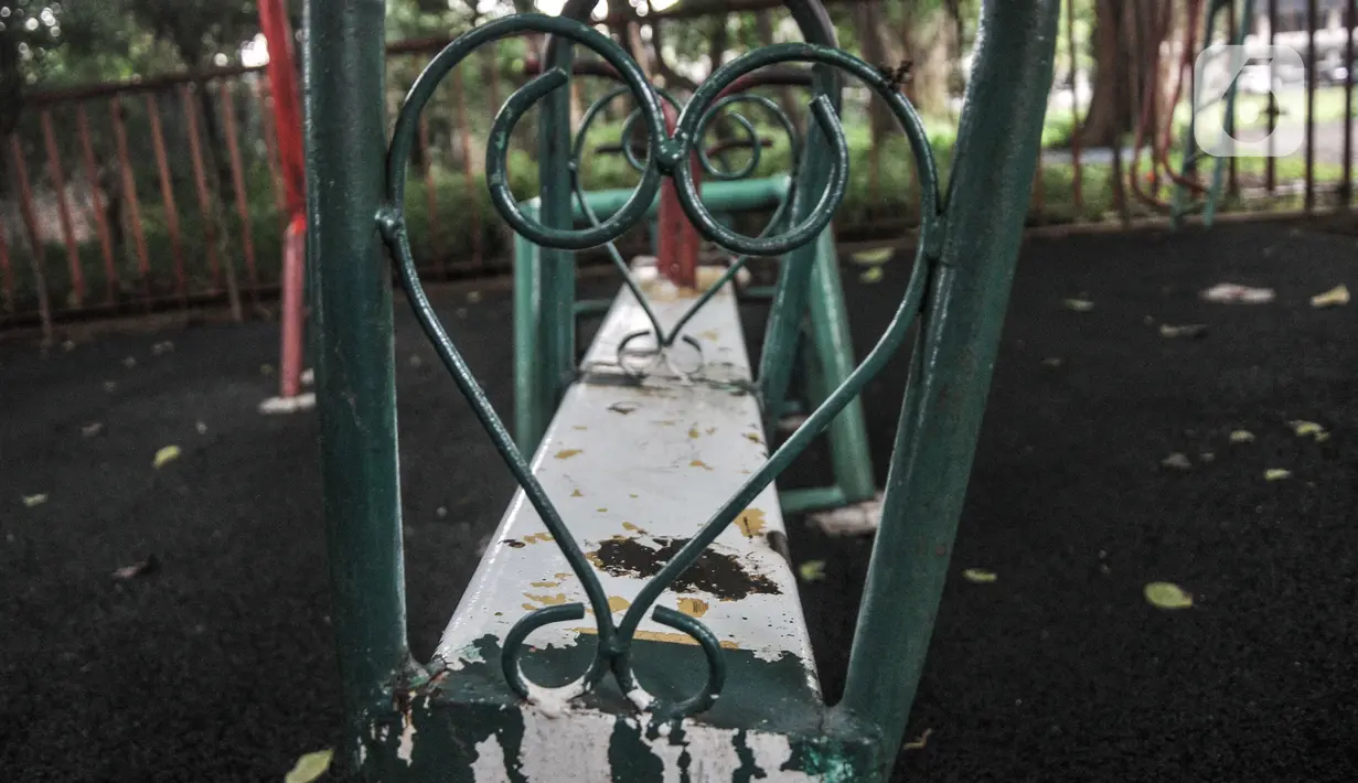 Salah satu fasilitas yang rusak di Ruang Publik Terpadu Ramah Anak (RPTRA) Borobudur, Menteng, Jakarta Pusat, Selasa (8/11/2022). Pemeliharaan oleh pihak berwenang yang kurang berjalan optimal membuat kondisi RPTRA Borobudur terbengkalai. (merdeka.com/Iqbal S Nugroho)