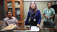 Koordinator Divisi Investigasi ICW Febri Hendri (kiri) bersama Koordinator Divisi Riset ICW Firdaus Ilyas (kanan) saat menyerahkan Laporan Dugaan Pelangaran Kode Etik di Gedung BPK RI, Jakarta, Rabu (11/11). (Liputan6.com/Immanuel Antonius)