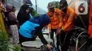 Bantuan air bersih  dikirim oleh petugas menggunakan mobil-mobil tanki milik BPBD Kabupaten Bogor dan Perusahaan Umum Daerah (Perumda) Air Minum Tirta Kahuripan. (merdeka.com/Arie Basuki)
