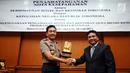 Kabaharkam Polri, Komjen Pol Putut Eko Bayuseno (kiri) bersama Ketua Umum PHRI, Hariyadi B.S.S bertukar cenderamata usai menandatangani MoU di Jakarta, Kamis, (20/7). MoU tentang Pengamanan Hotel dan Restoran. (Liputan6.com/Helmi Fithriansyah)